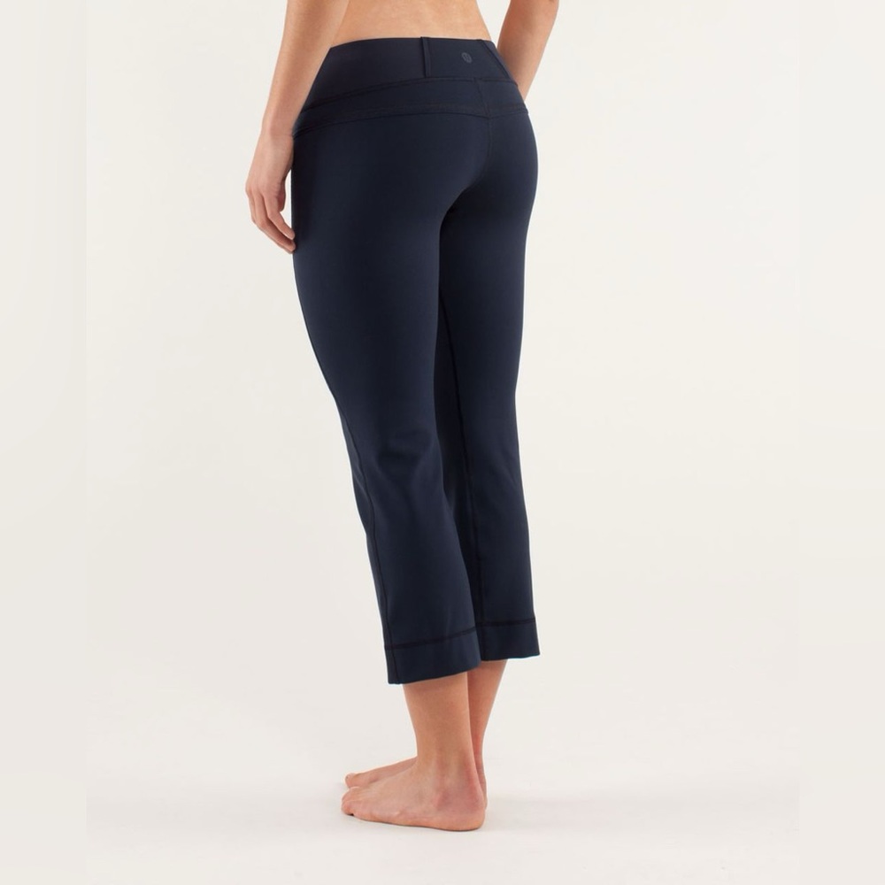SOLD Lululemon Power Up Crop in Inkwell Size 6 - Picture 3 of 10